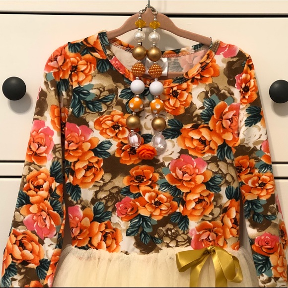 Boutique dress & necklace - Picture 2 of 7